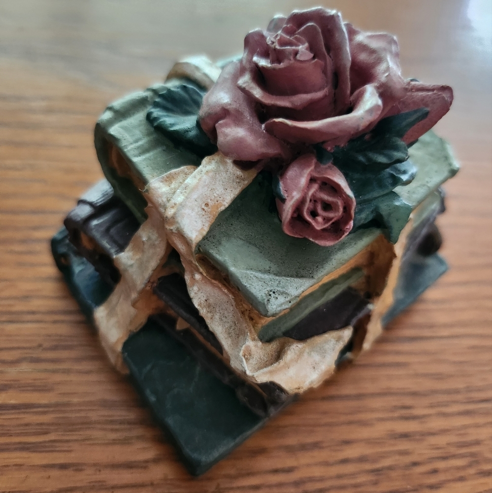 Paperweight Antique Book Stack and Roses - Picture 13 of 14